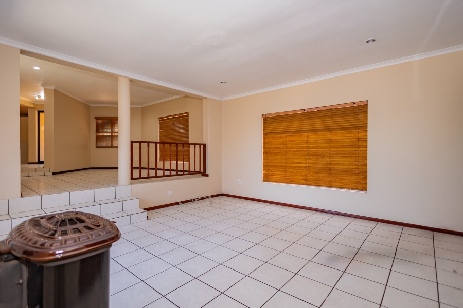 To Let 3 Bedroom Property for Rent in Loevenstein Western Cape